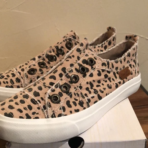 Blowfish Play Latte Spots canvas leisure shoe. Size 6.5 - Picture 2 of 5